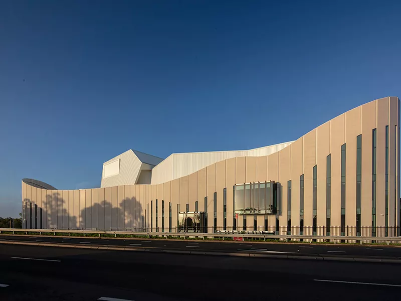 Perché l'edificio teatrale con struttura in acciaio è importante nell'architettura moderna?