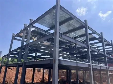 Costruzione di una casa con struttura in acciaio prefabbricata a doppio strato