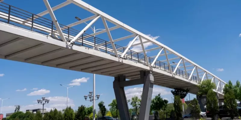 Costruzione di una passerella cittadina con struttura in acciaio Costruzione di una passerella cittadina con struttura in acciaio