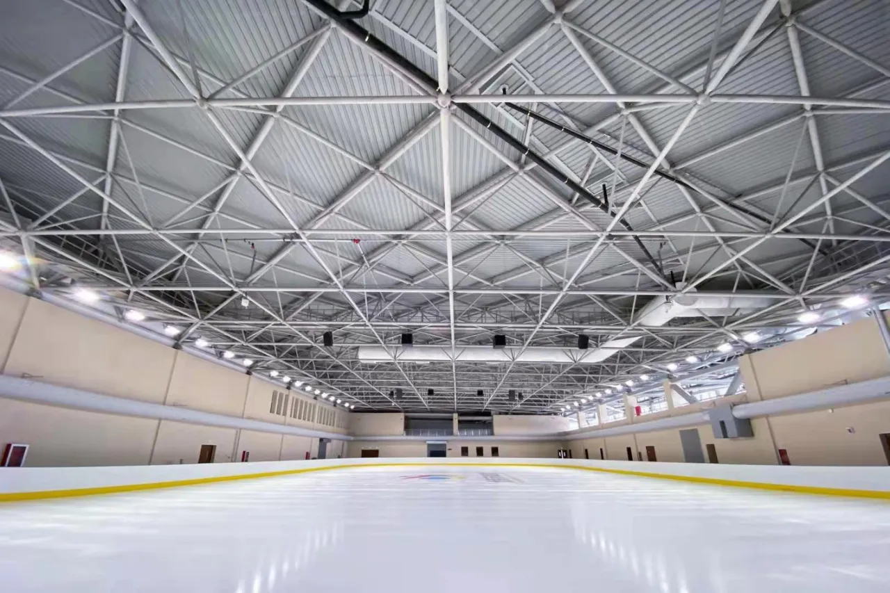 Costruzione in acciaio del palazzetto dello sport sul ghiaccio