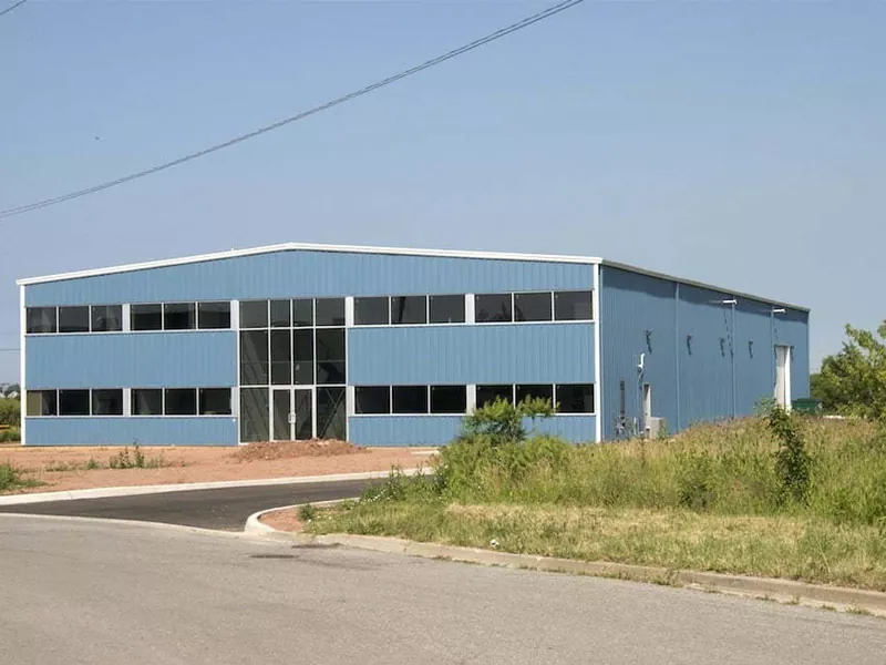 Pratico e bello magazzino con struttura a portale in acciaio