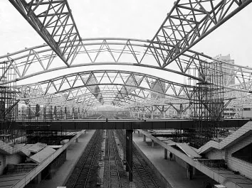 Stazione ferroviaria prefabbricata con struttura in acciaio leggero