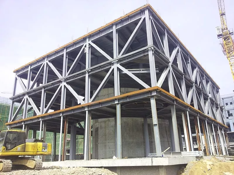 Aula magna della struttura in acciaio della scuola