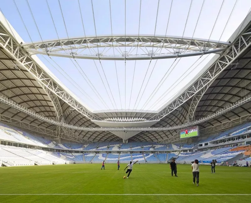 Costruzione della struttura in acciaio dello stadio Costruzione della struttura in acciaio dello stadio