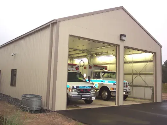 Costruzione del garage dell'ambulanza con struttura in acciaio