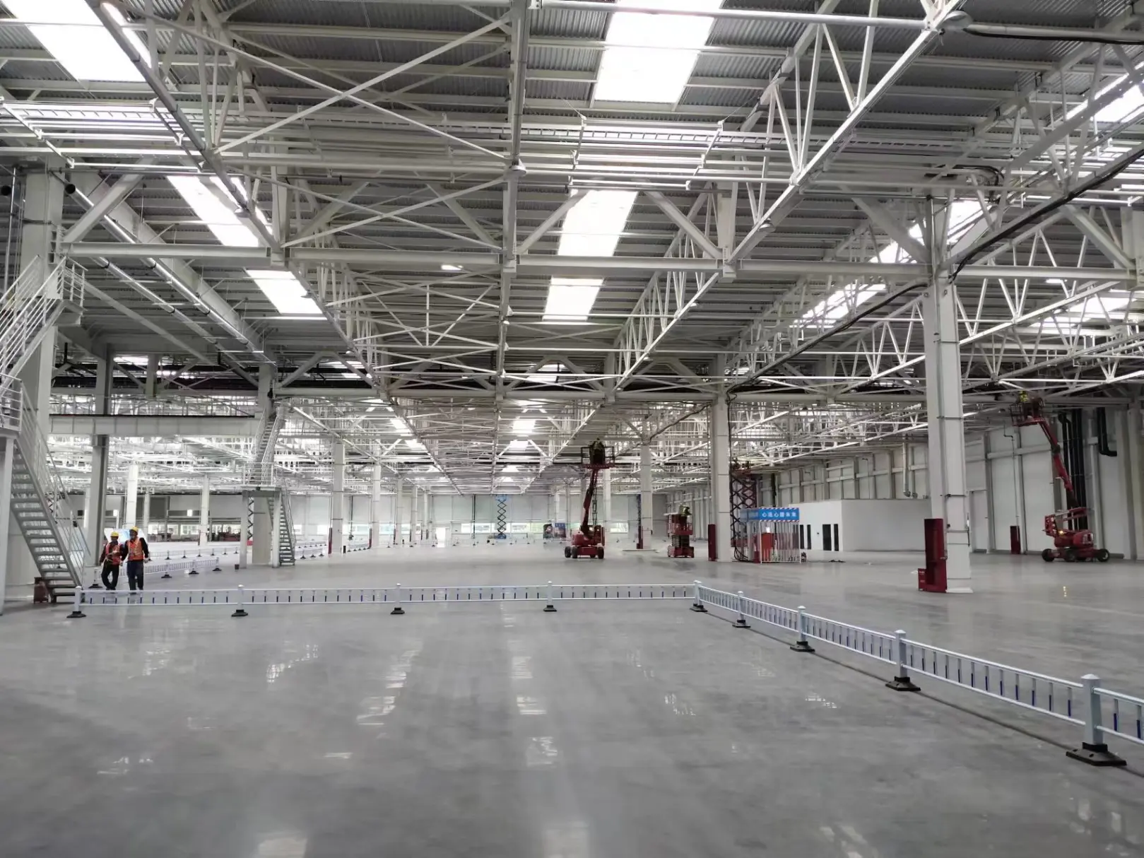 Costruzione di una fabbrica di ricambi auto con telaio in acciaio Costruzione di una fabbrica di ricambi auto con telaio in acciaio