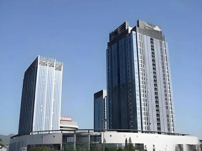 Telaio in acciaio con rinforzo ad alto edificio