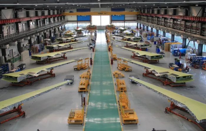 Costruzione di officine per la produzione di aeromobili con struttura in acciaio