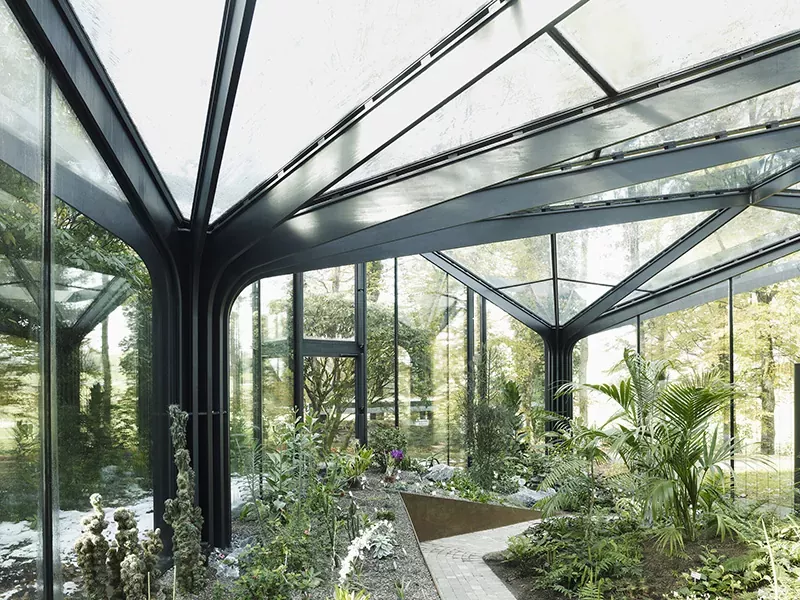 Sala botanica con struttura in acciaio