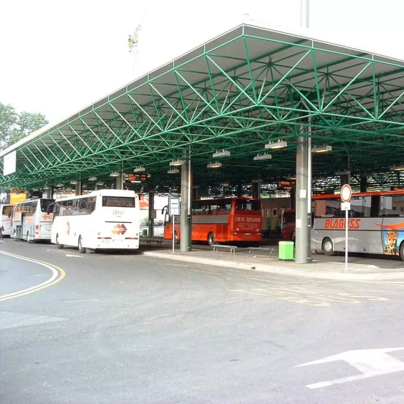 Deposito autobus con struttura in acciaio