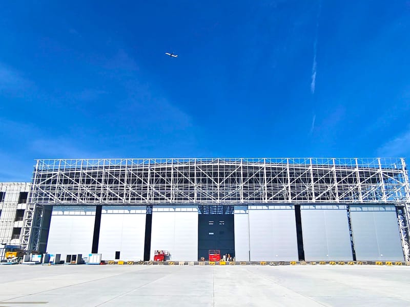 Hangar per hub di aviazione civile con struttura in acciaio Hangar per hub di aviazione civile con struttura in acciaio