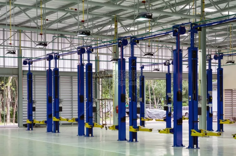 Garage per la manutenzione della struttura in acciaio